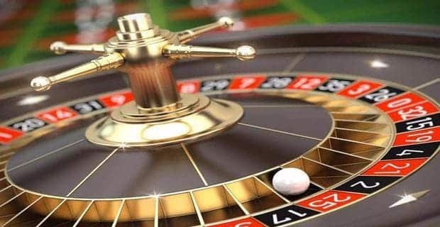 Pengguna memeriksa akun dari layar ponsel